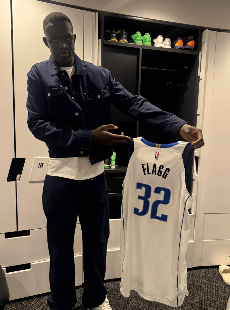 开云体育登入-大学队友！马卢阿奇赛后展示弗拉格送给他的比赛球衣